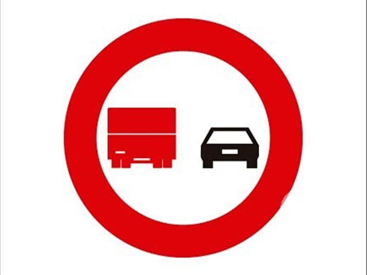 Esta señal, ¿permite a un autobús adelantar a un camión que circula delante de…