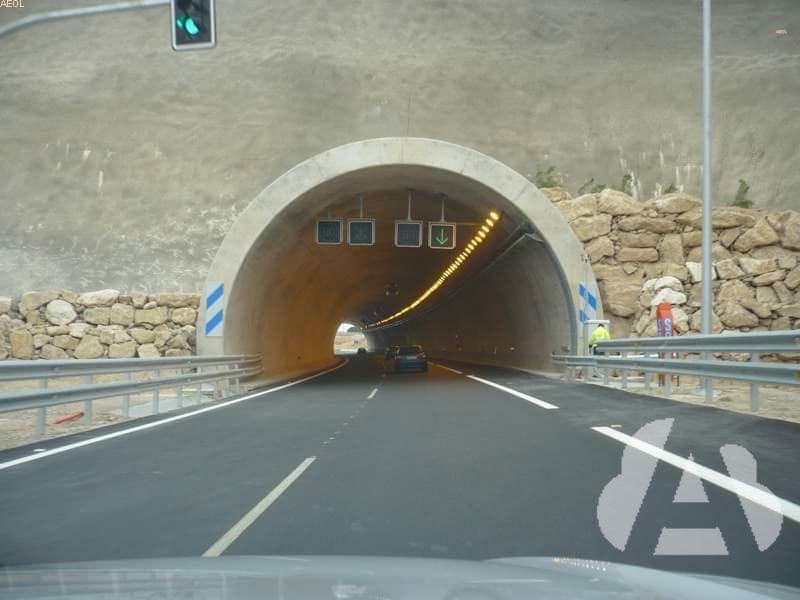 En un túnel, ¿le está permitido realizar un cambio de sentido?