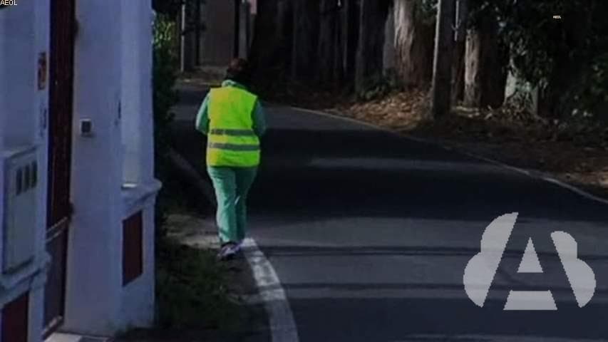 ¿Qué debe llevar todo peatón que transite de noche por el arcén de una vía…