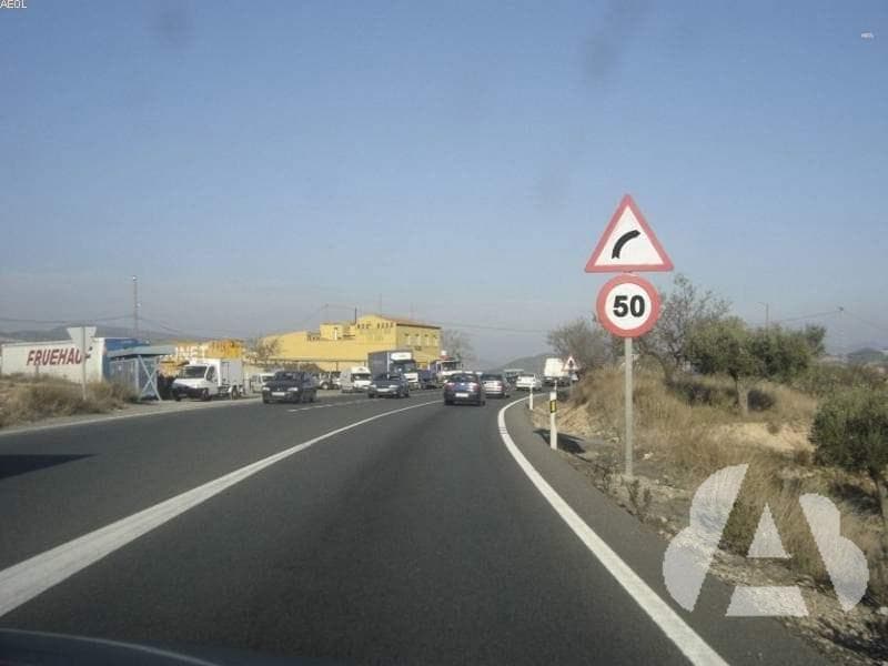 En una vía interurbana, ¿dónde está permitido realizar una parada que no esté…