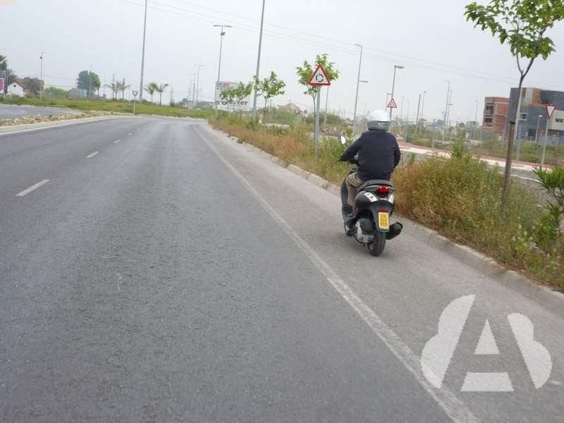 En una vía de un carril por sentido de circulación, ¿está obligado a dejar una…