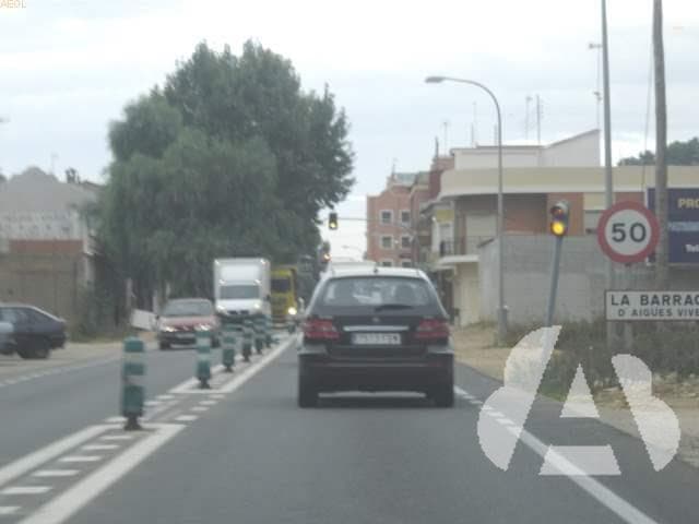 Un vehículo circula a velocidad inadecuada cuando...