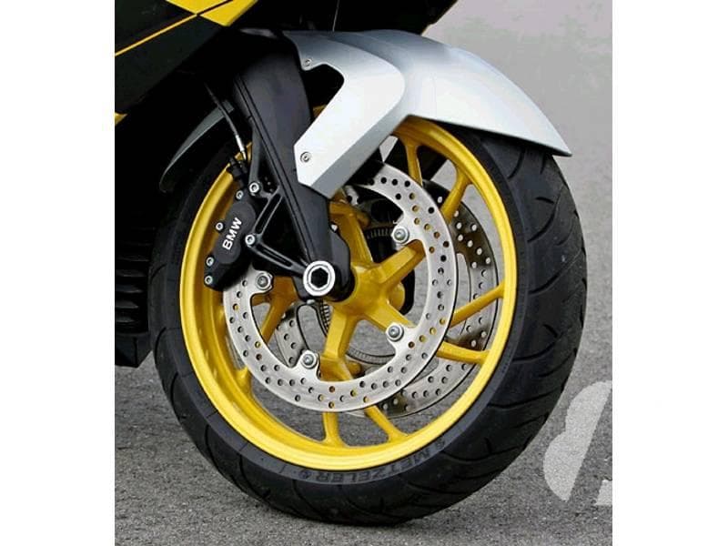 En la disposición más generalizada de los mandos de una motocicleta, ¿con cuál…