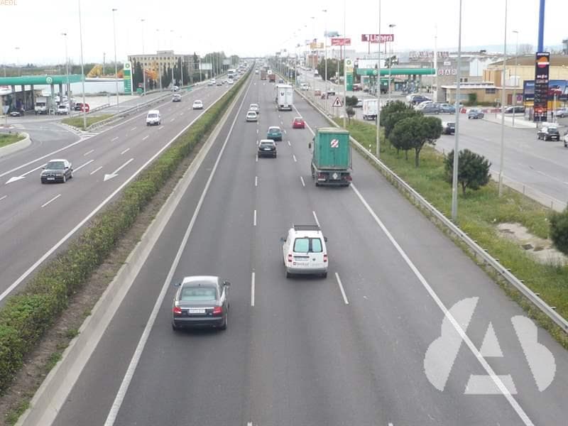 Conduce su turismo en una autopista dentro de poblado, ¿qué carril utilizará…
