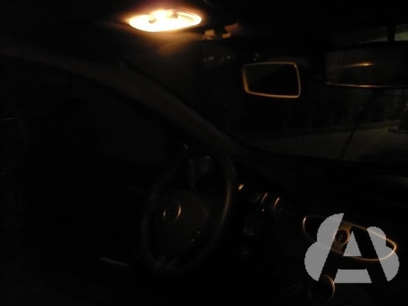 Durante la noche, ¿es recomendable circular con el alumbrado interior encendido?