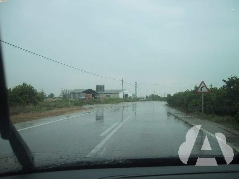 Si hay charcos de agua en la calzada...