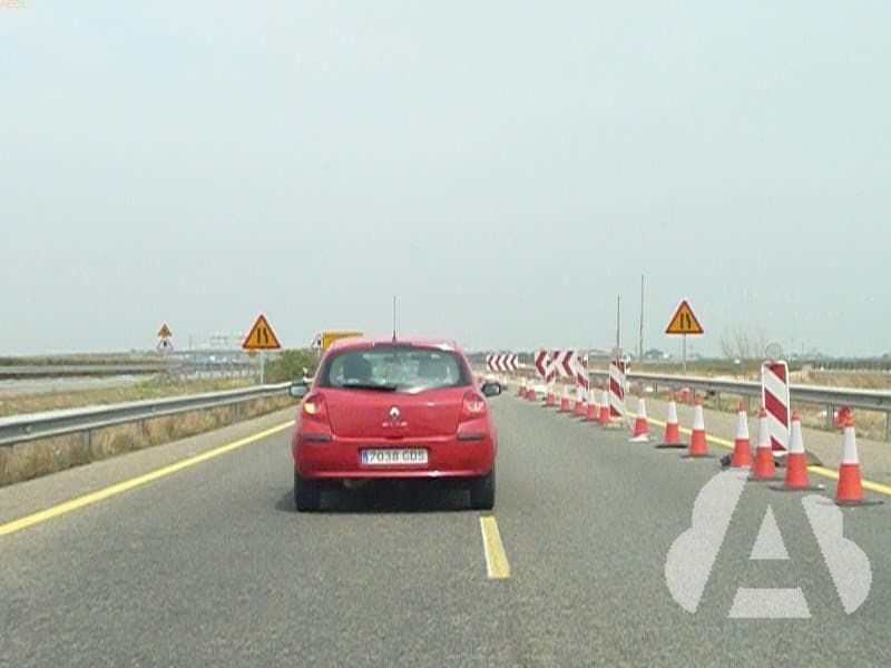 ¿De qué color son las marcas viales que señalizan tramos de obras?