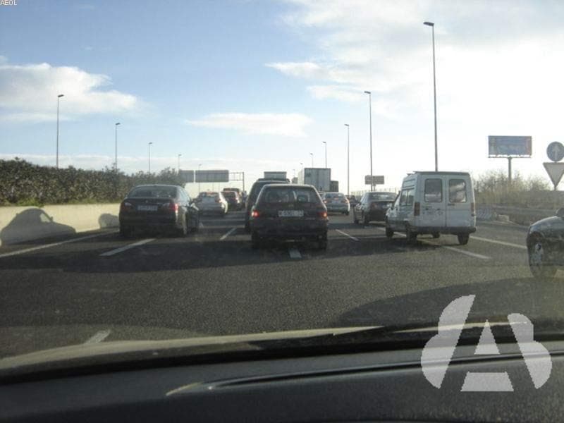 En esta vía saturada, los vehículos del carril derecho van más rápido que los…