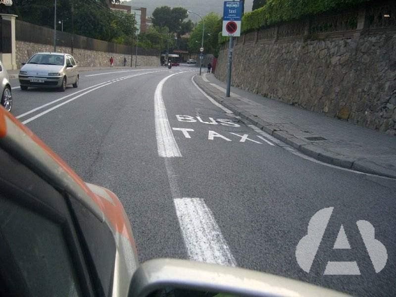 ¿Puede utilizar el carril bus para adelantar a otro vehículo?