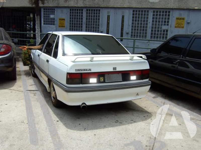 Este vehículo tiene las luces blancas encendidas; ¿qué indican?