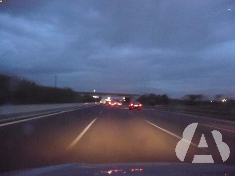 Circula de noche a la velocidad máxima permitida por una vía fuera de poblado…
