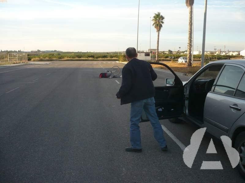 En caso de estar implicado en un accidente, ¿debe detenerse para ayudar a…