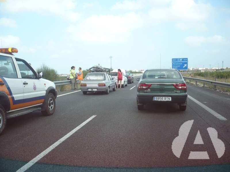 Si presencia un accidente, ¿debe detenerse para prestar o solicitar ayuda?