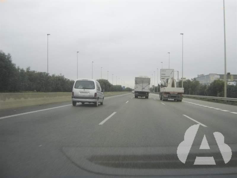 En autopista o autovía, los adelantamientos se efectuarán siempre...