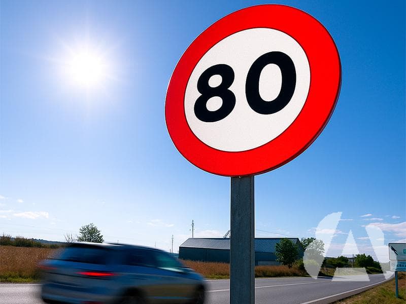 Al aumentar la velocidad, la distancia de detención...
