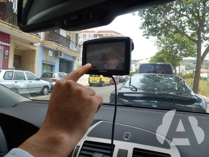 ¿Cómo debe colocar el navegador GPS portátil en el vehículo?