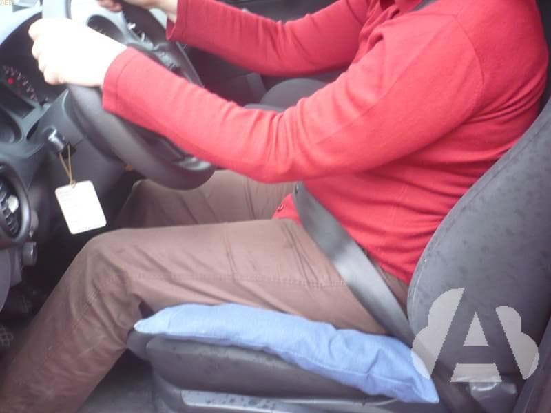 ¿Es aconsejable conducir con uno o varios cojines en el asiento?