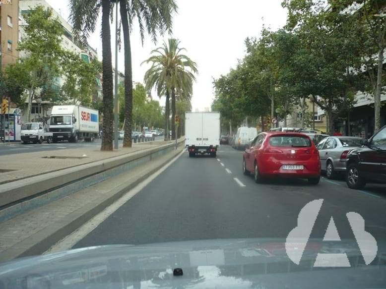 El vehículo rojo, ¿está correctamente estacionado?