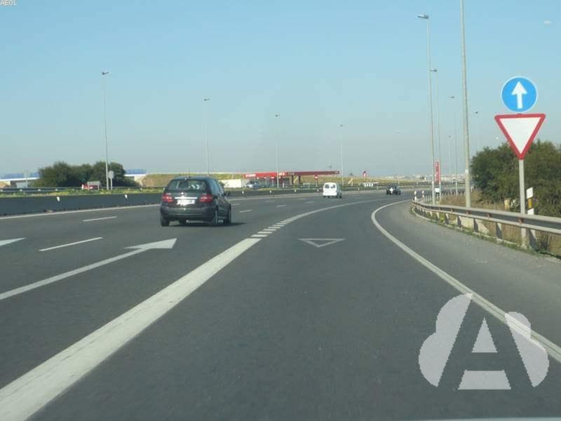 Un conductor que se incorpora a una vía utilizando un carril de aceleración,…