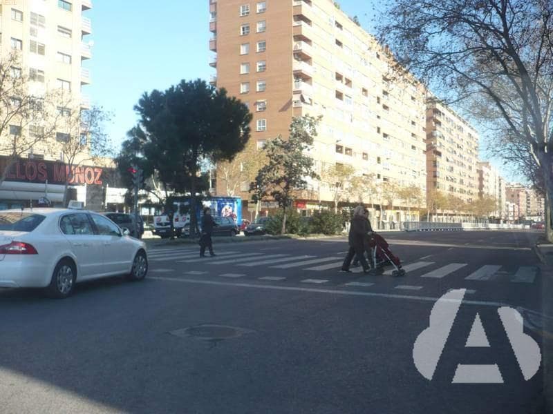 En un paso de peatones señalizado, que no esté regulado por agente ni semáforo,…
