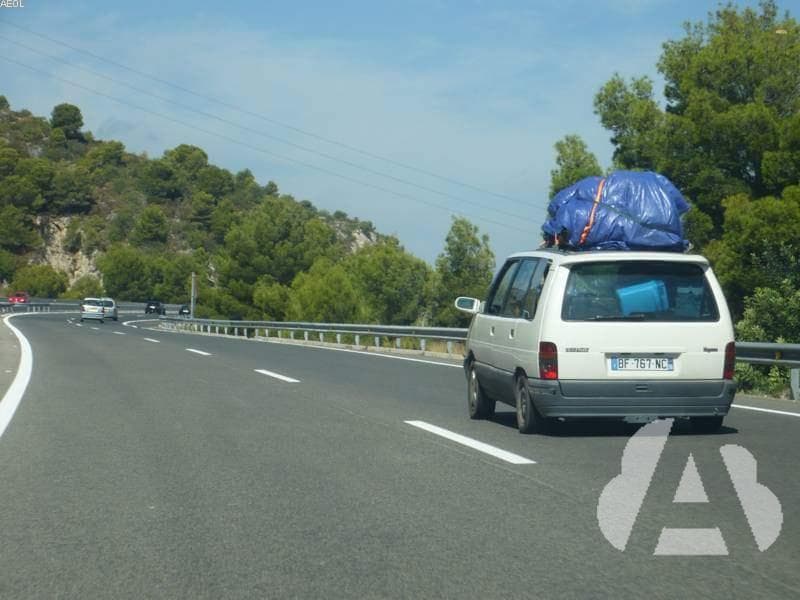 ¿Cómo se tiene que colocar la carga en un vehículo?