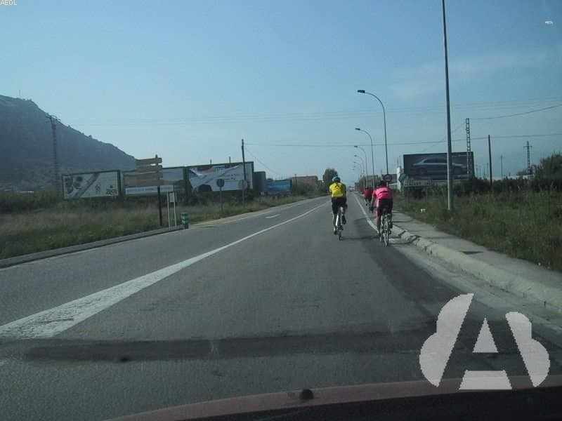 Cuando haya obstáculos y ciclistas circulando deberá...