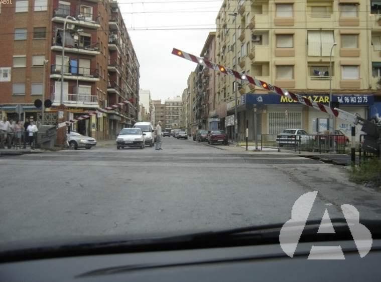 Antes de un paso a nivel, dos luces rojas intermitentes de forma alternativa…