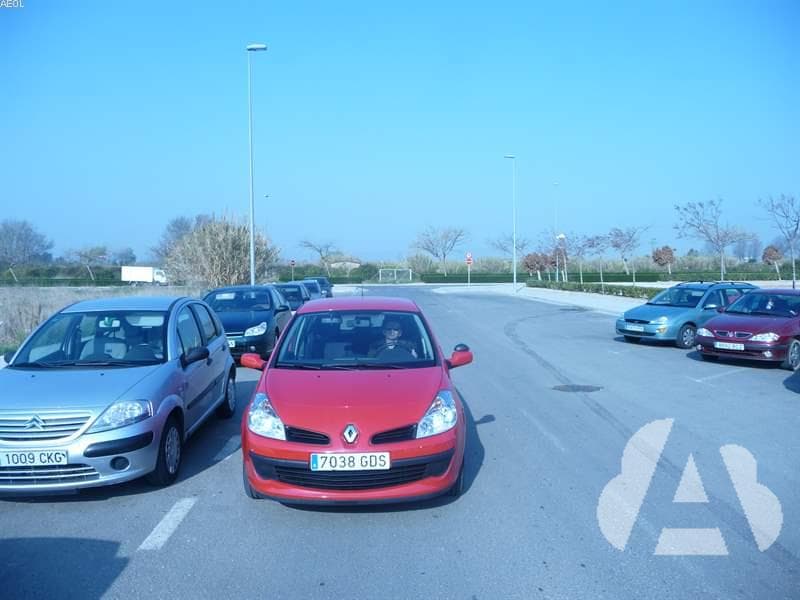 Se considera que un vehículo obstruye gravemente la circulación cuando esté…