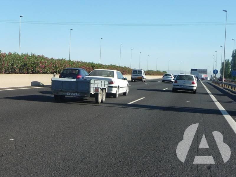 ¿A qué velocidad máxima puede circular por una autopista un turismo que…