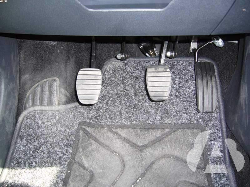 ¿Por qué no se debe pisar el pedal de embrague durante más tiempo que el…