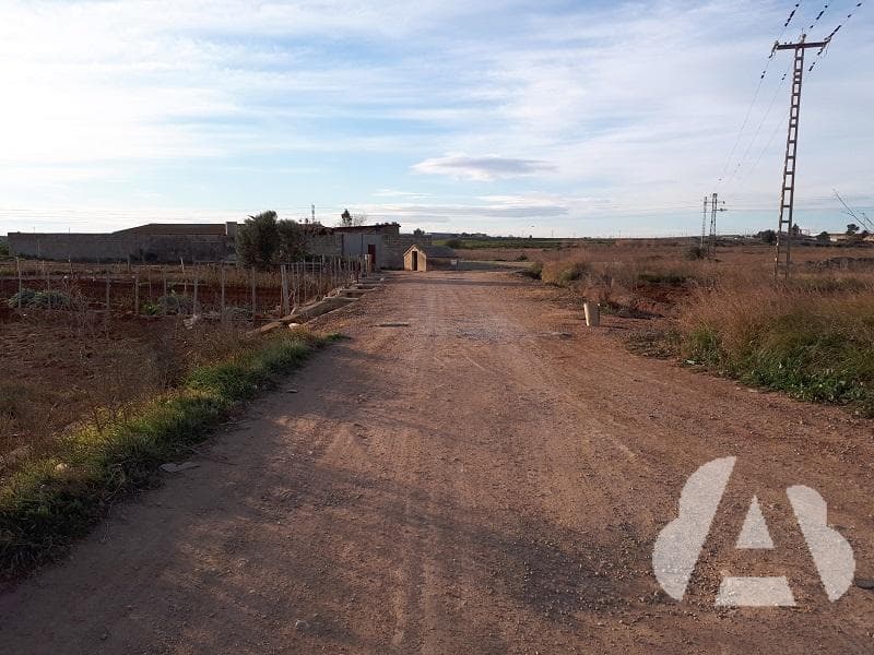 En vías sin pavimentar situadas fuera de poblado, ¿a qué velocidad máxima le…