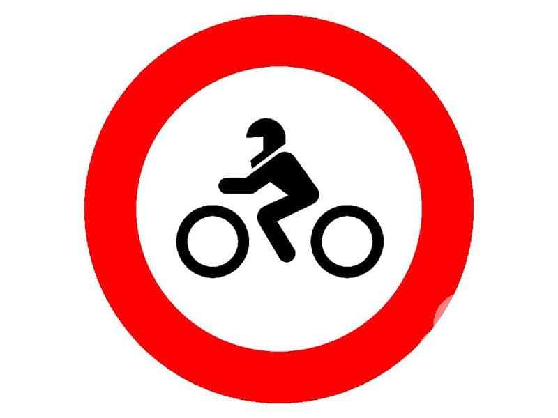 ¿Le está permitido circular con un ciclomotor por una vía a cuya entrada se…