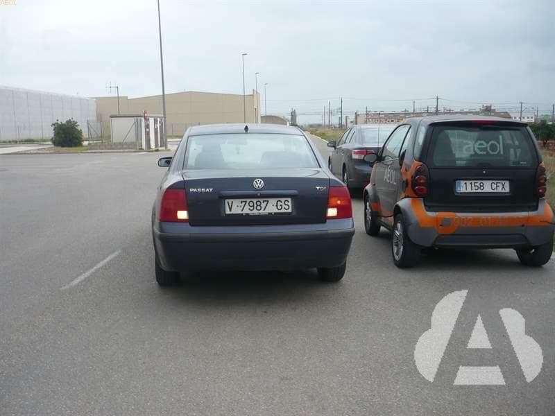 ¿Está permitido circular marcha atrás para estacionar?