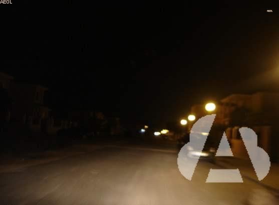 ¿Qué luces debe utilizar para circular de noche por una travesía?