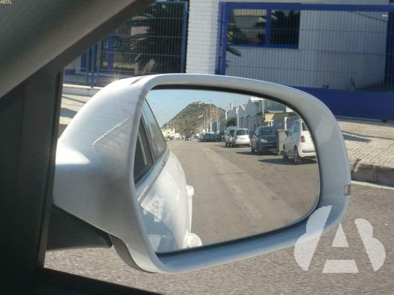 ¿Qué debe hacer para comprobar que no hay ningún vehículo en el ángulo muerto…