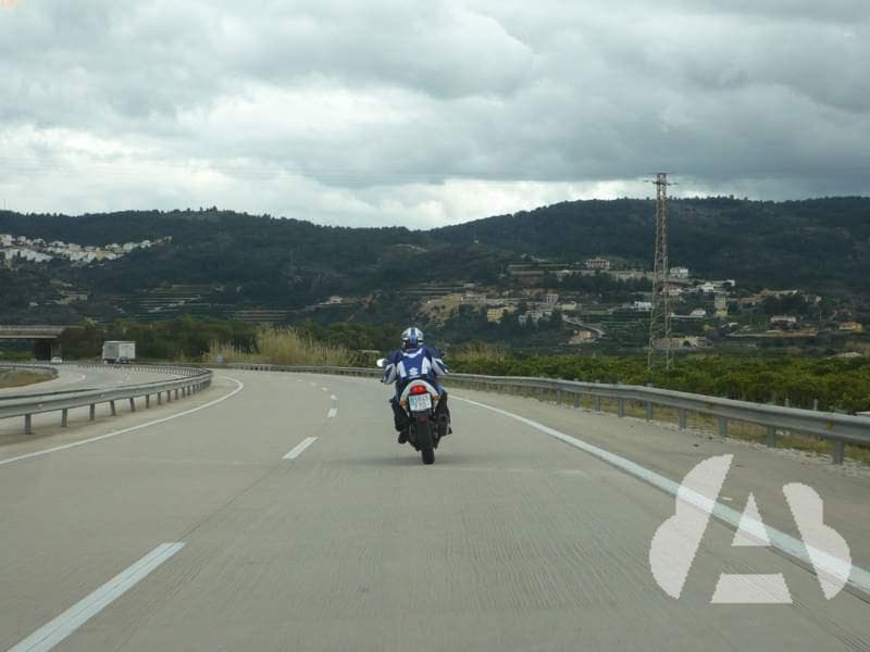 A una motocicleta con motor de combustión interna, ¿se le permite circular sin…