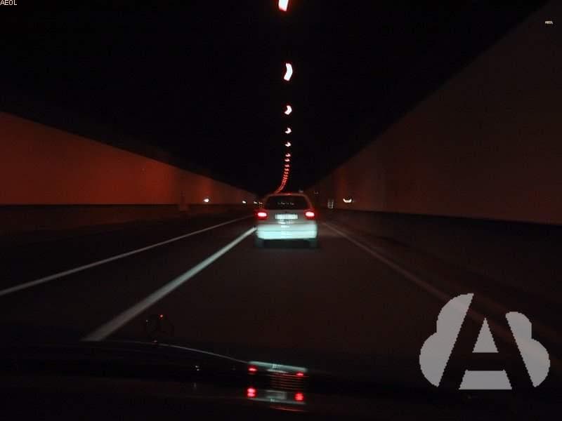 En un túnel con un carril para cada sentido, ¿qué distancia de seguridad mínima…