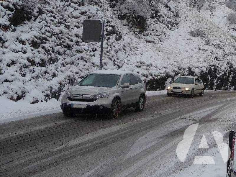 Cuando empieza a nevar, los conductores, ¿deben extremar la precaución y…