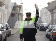 Entre otros lugares, ¿dónde está prohibido estacionar en una zona urbana?