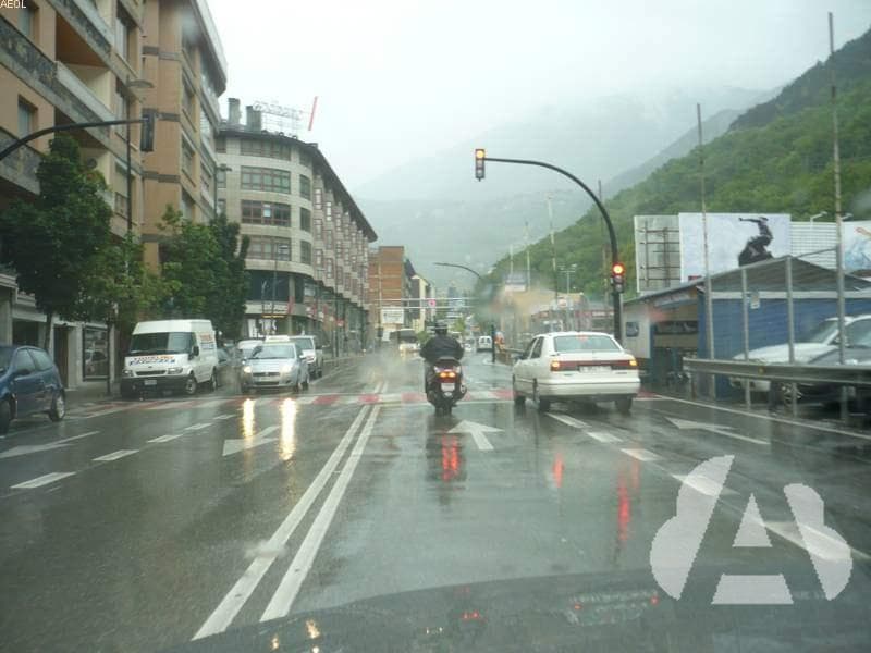 Si circula con su motocicleta por una zona especialmente deslizante, ¿qué…