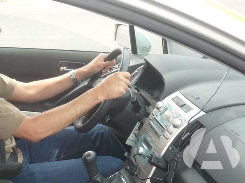 Circulando en terreno llano y uniforme, al soltar el volante observa que el…