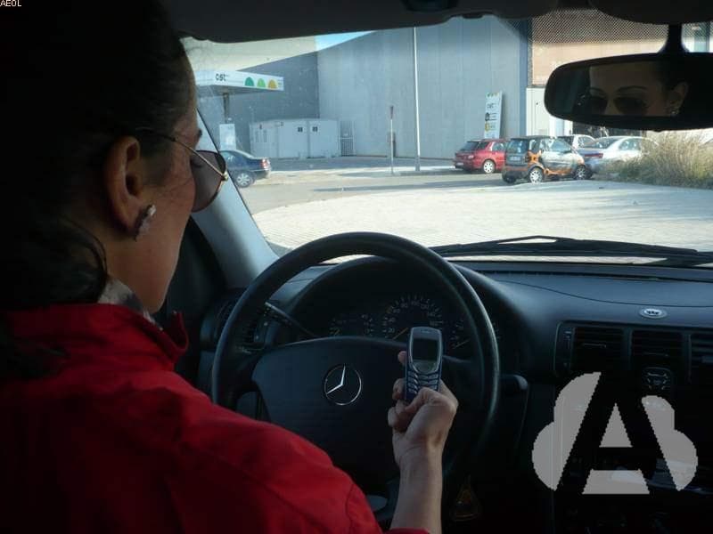 Si está conduciendo y tiene que utilizar el móvil, el riesgo de sufrir un…