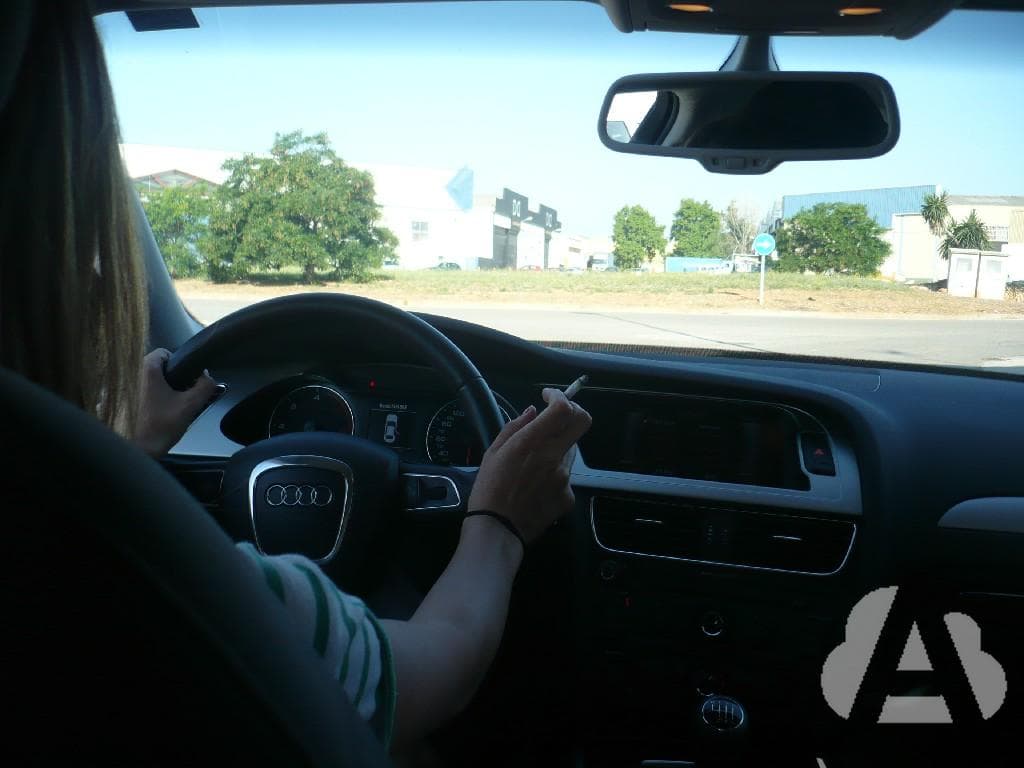 Fumar al volante, ¿cómo afecta a la conducción?