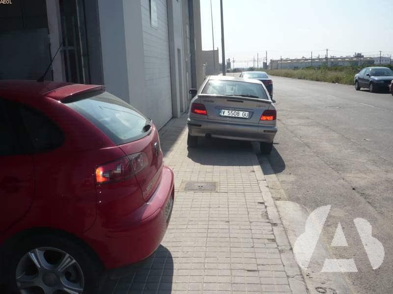Para evitar el riesgo de atropello a peatones, ¿qué debe hacer al salir de un…