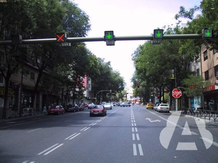 Si sobre el carril por el que circula hay un semáforo cuadrado con una flecha…