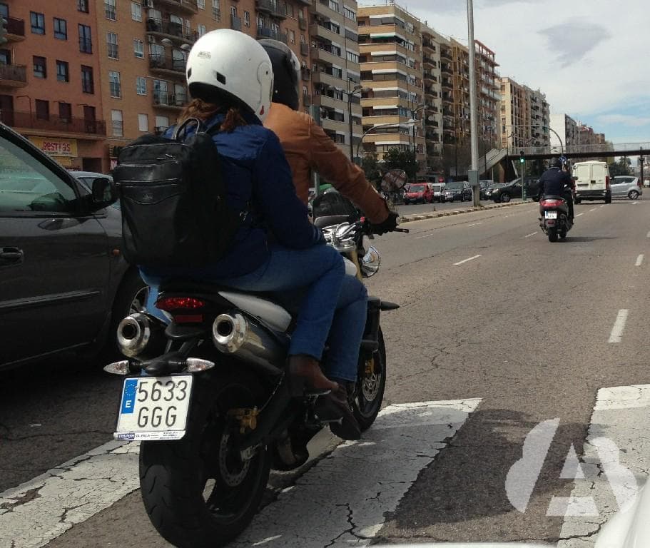 ¿Cuántas placas de matrícula debe llevar una motocicleta?